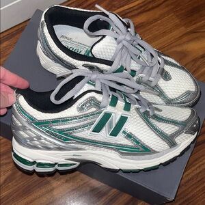 New Balance Women's 1906.Womans Size 8. Good Condition.